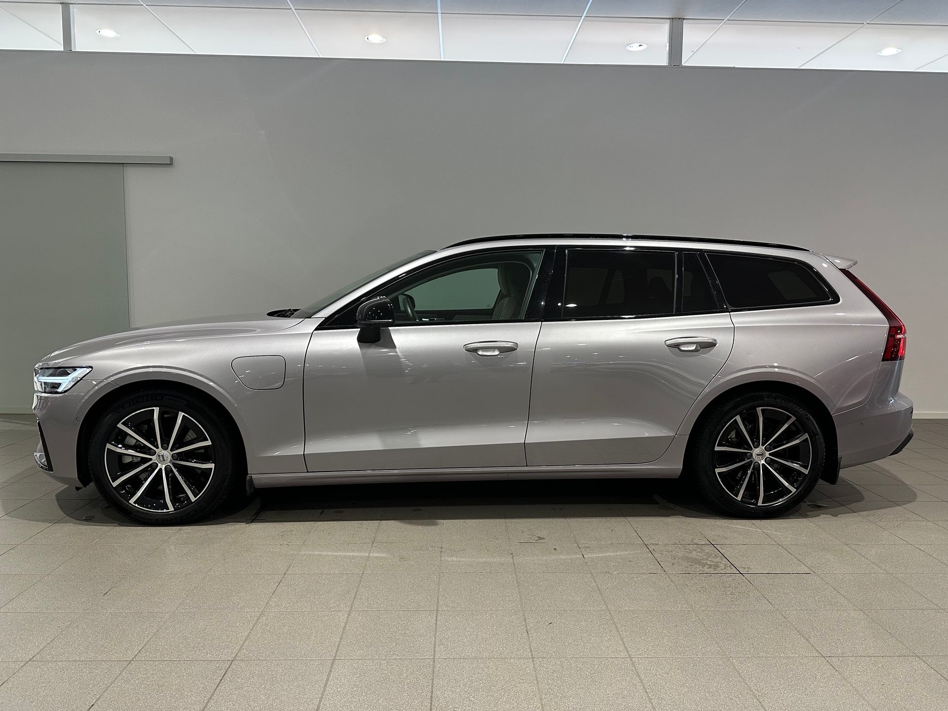 Volvo V60 T6 Plus Dark Nordic Edition 2026, bild 3/10