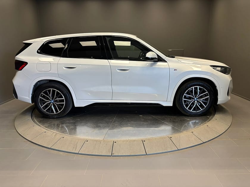 Bild 5 av BMW iX1 xDrive30 M Sport, Harman Kardon, Panoramatak