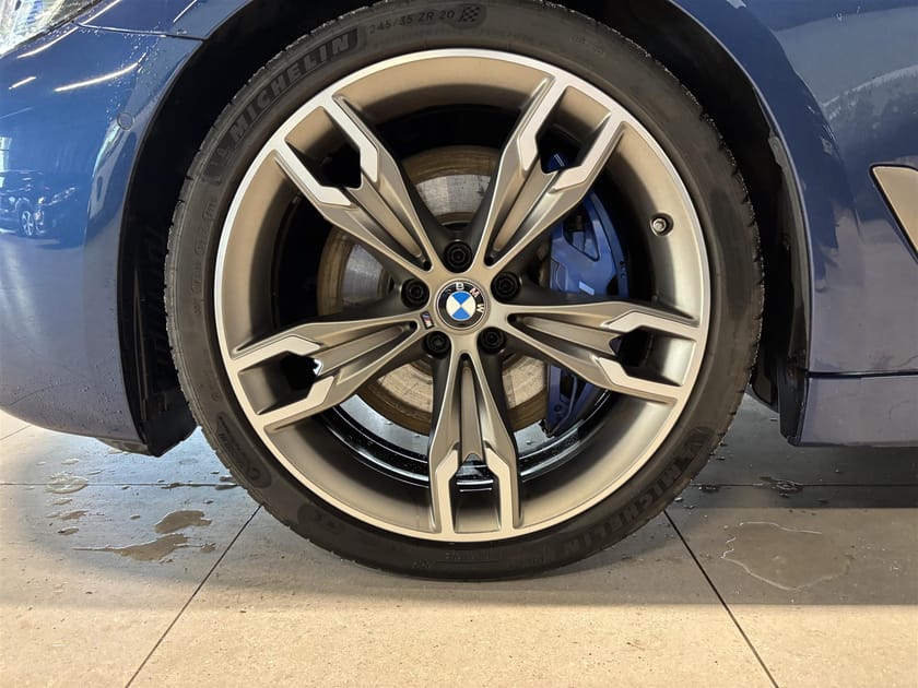 Bild 4 av BMW M550i xDrive Sedan 530hk M Sport Drag Pano HUD H K Massage DAP Värmare Komfortstol 4-Zon Sätesventilation
