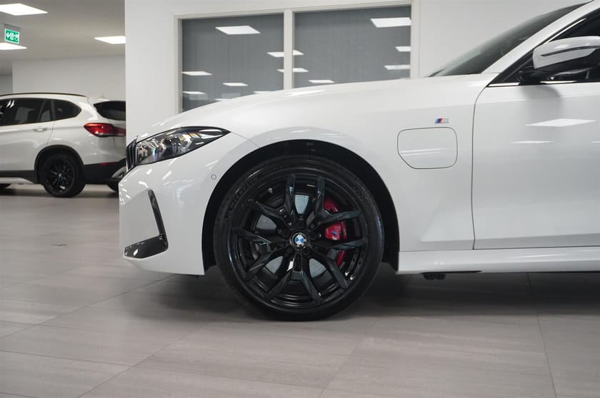Bild 3 av BMW 330e xDrive Touring M-Sport Pro Business Ed H K Pano DAP El-Stol