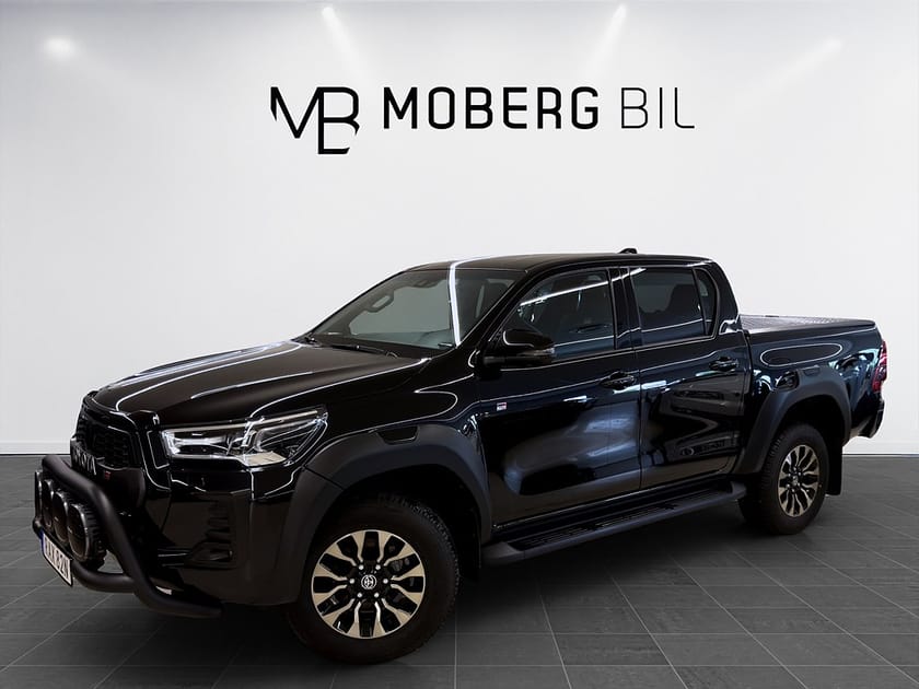 Bild 1 av Toyota Hilux Dubbelhytt D-Cab 2.8 4WD 204hk GR-Sport Drag Navi 360