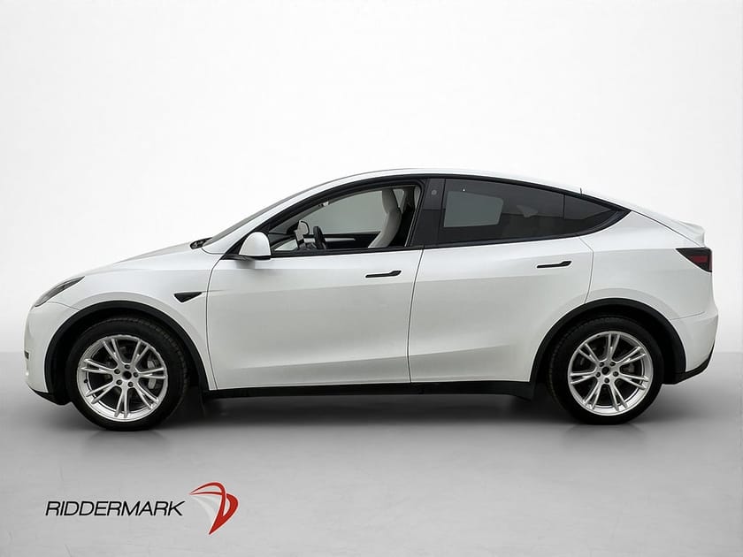 Bild 3 av Tesla Model Y Standard Range RWD Pano AP Drag Ljus interiör MOMS