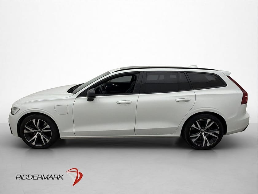 Bild 4 av Volvo V60 T8 AWD R-Design Pano HUD H/K Värm 360° BLIS Drag