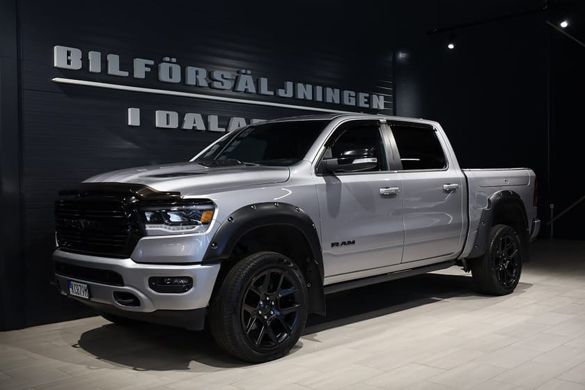 Bild 1 av RAM 1500 Crew Cab Dodge Laramie Night 5.7 V8 HEMI 4x4 395hk Adaptiv/360°/Rambox