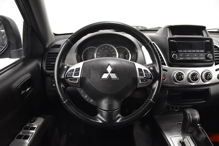 Bild 2 av Mitsubishi L200 Dubbelhytt 2.5 4x4 Aut Kåpa Skinn Drag Kam-Bytt Moms 178hk