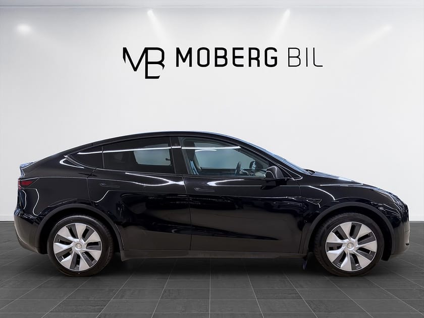 Bild 4 av Tesla Model Y Standard Range RWD 299hk Pano Drag B-Kamera