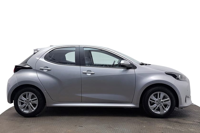 Bild 4 av Toyota Yaris Hybrid 115 Kamera P-Sens Filassist Rattvärme MOMS 116hk