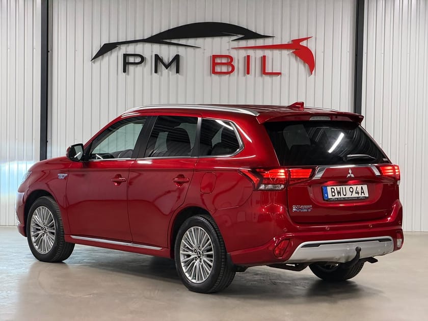 Bild 3 av Mitsubishi Outlander PHEV CVT / Comfort / Drag / En Brukare / Red Diamond /