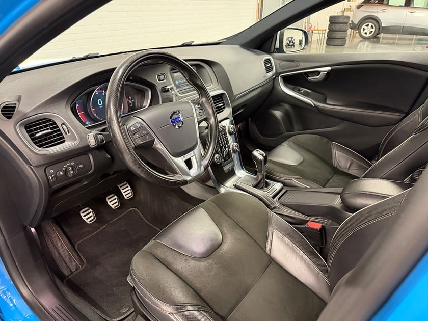 Bild 5 av Volvo V40 T2 R-Design | Värmare | Bluetooth | Halvskinn |SoV-Hjul