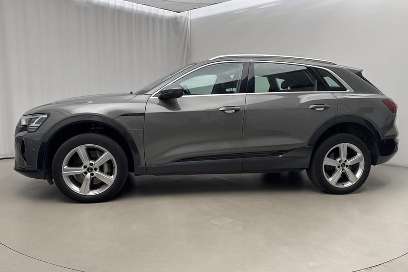 Bild 2 av Audi Q8 55 e-tron quattro (408hk) Helläder Vinterhjul