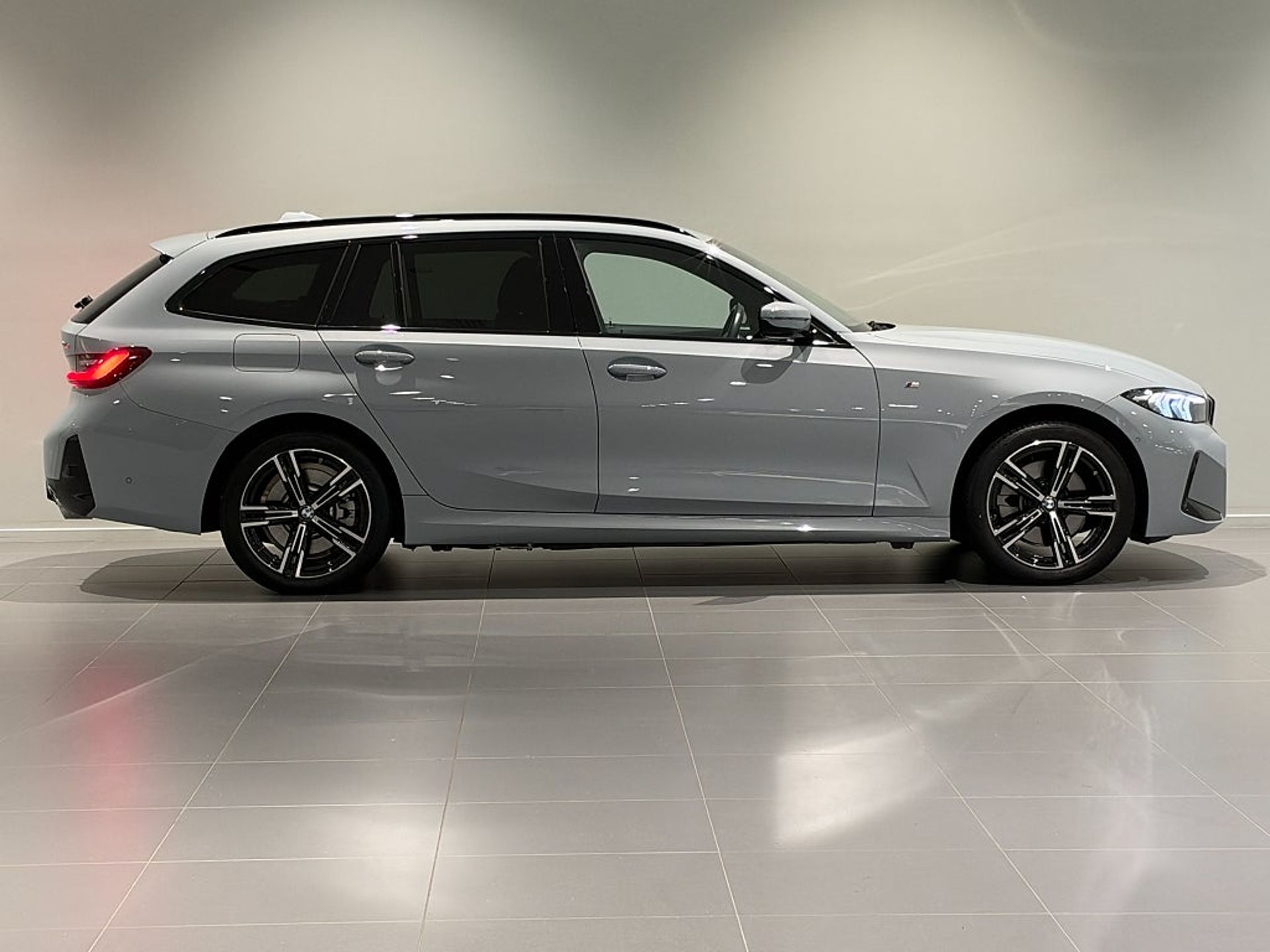 BMW 330 2025, bild 3/10