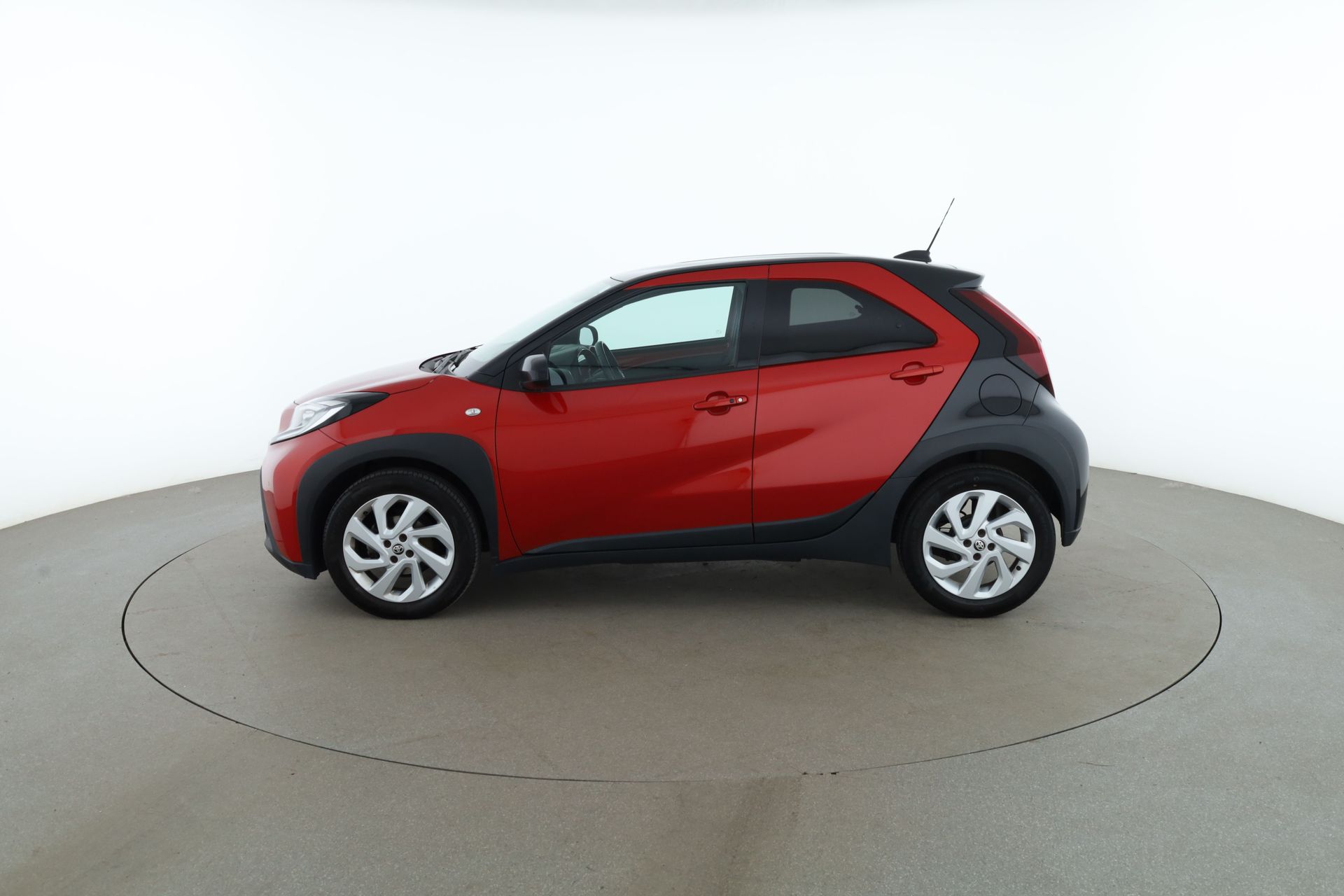 Toyota Aygo X 1.0 VVT-i 2022, photo 2/10