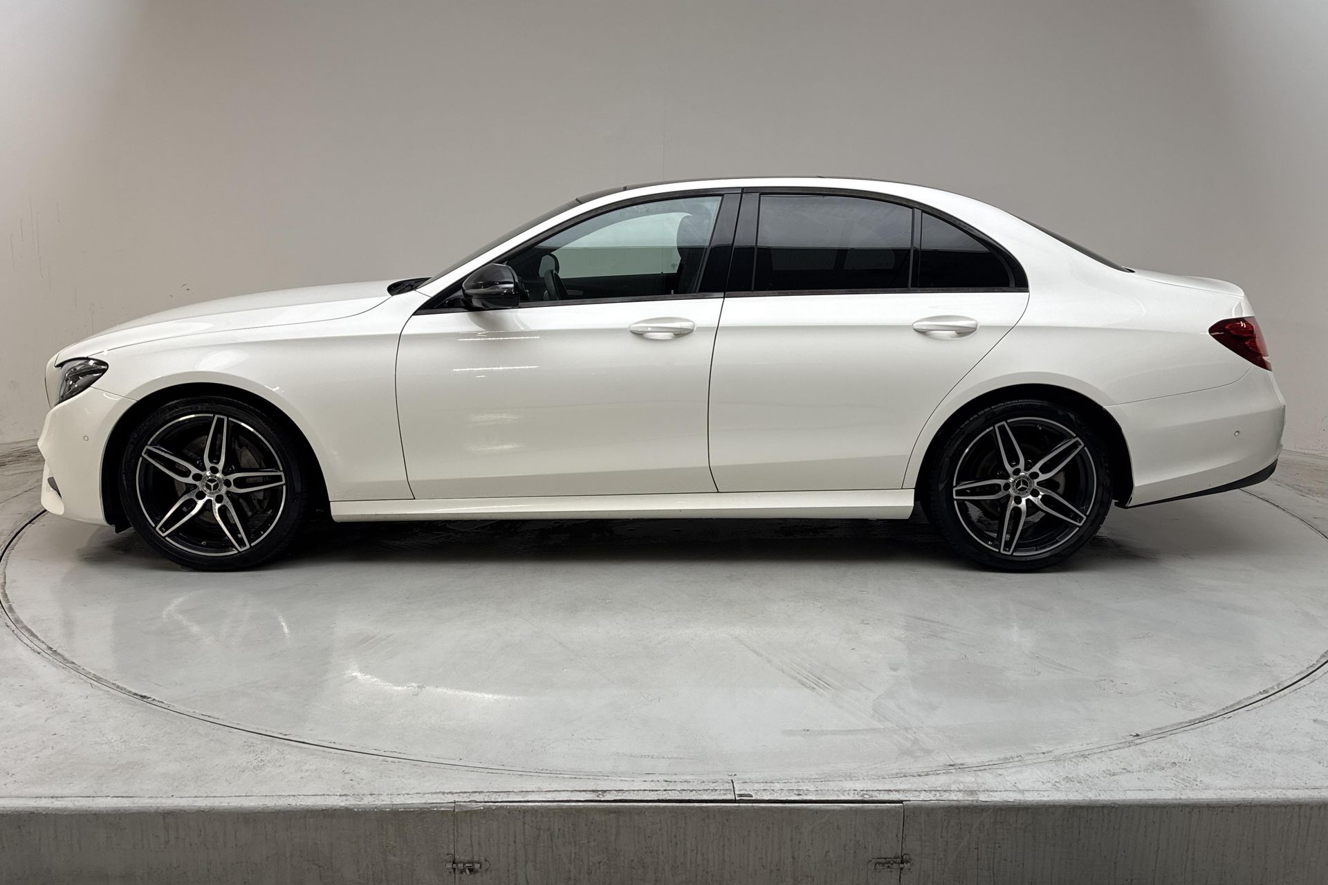 Mercedes-Benz E 220 d 2018, bild 2/10