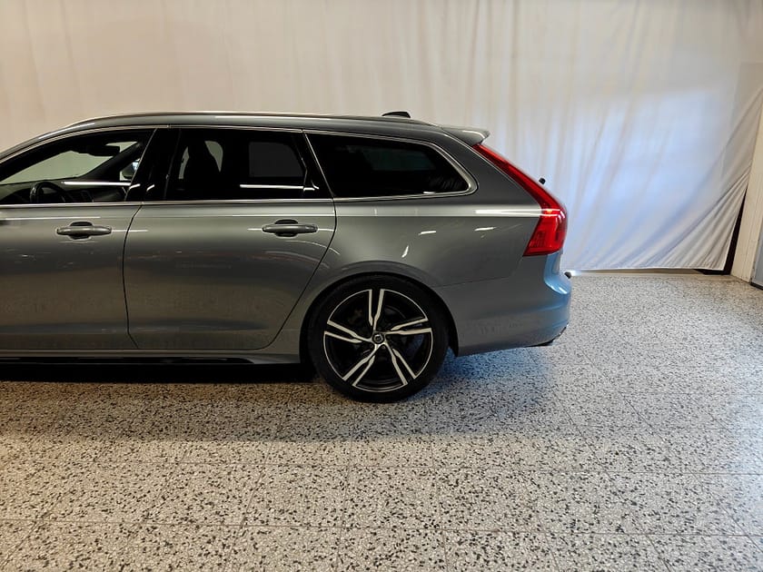 Bild 3 av Volvo V90 D4 AWD Geartronic, 190hk R-Design, Head-up, V-hjul