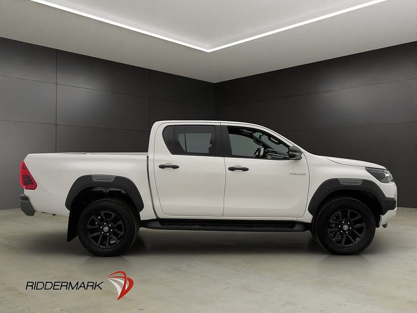 Bild 2 av Toyota Hilux Dubbelhytt Invincible 2.8 4WD M/K-Värmare Drag Diff MOMS