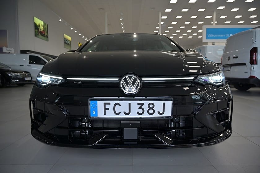 Bild 2 av Volkswagen Golf Variant R Sportcombi 333 hk R-Performance