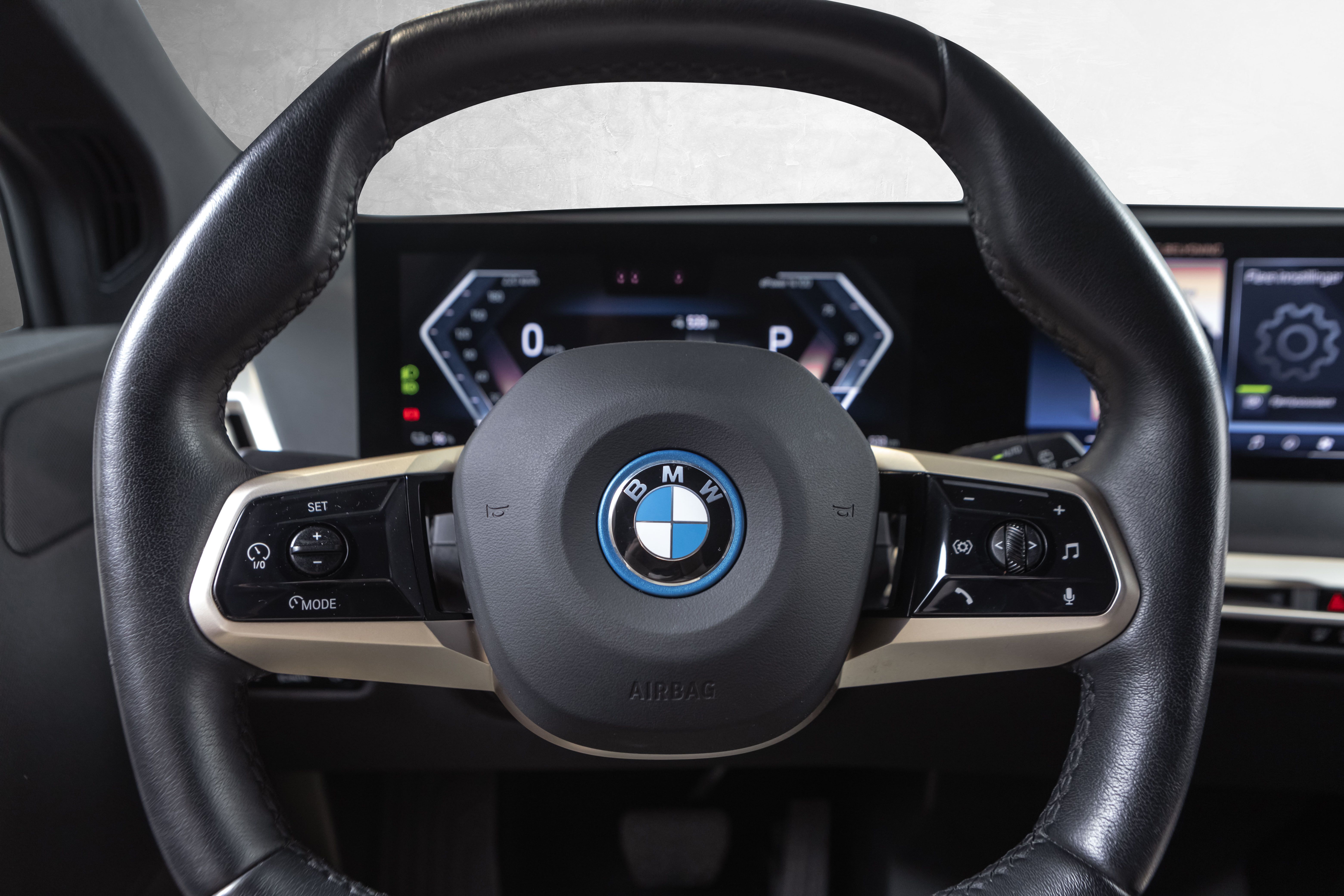 BMW iX xDrive50, 524hp, 2024