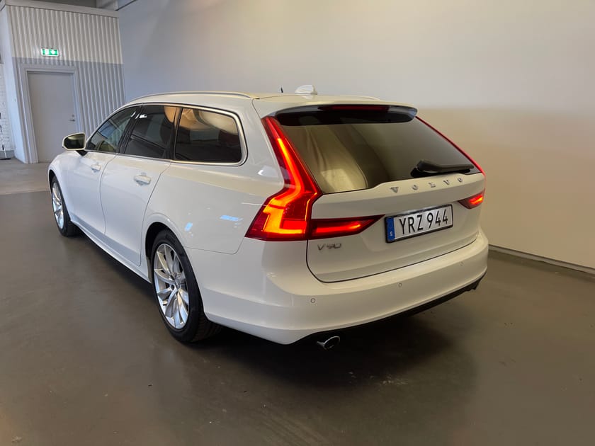 Bild 3 av Volvo V90 T4 Momentum Edition / 360 Kamera / Baklucka elmanövrerad / Navigation /