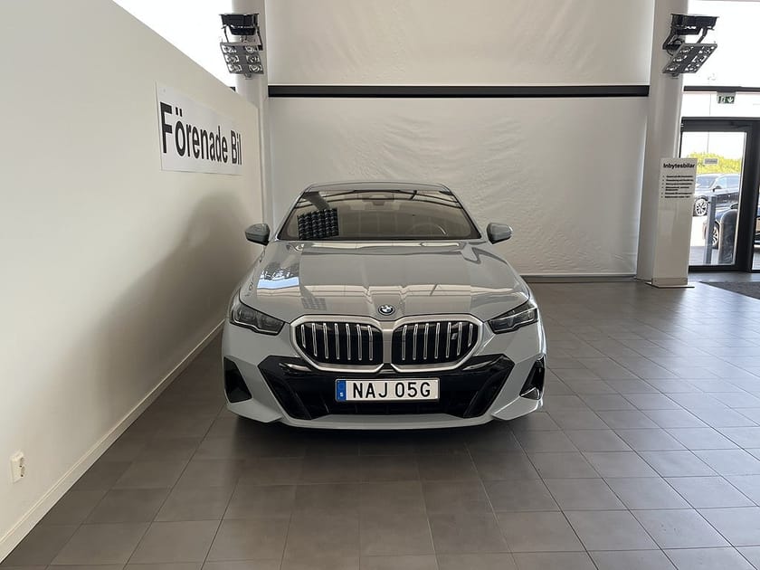 Bild 2 av BMW i5 eDrive40 Sedan M Sport Drag Rattvärme Drive/Park Assist