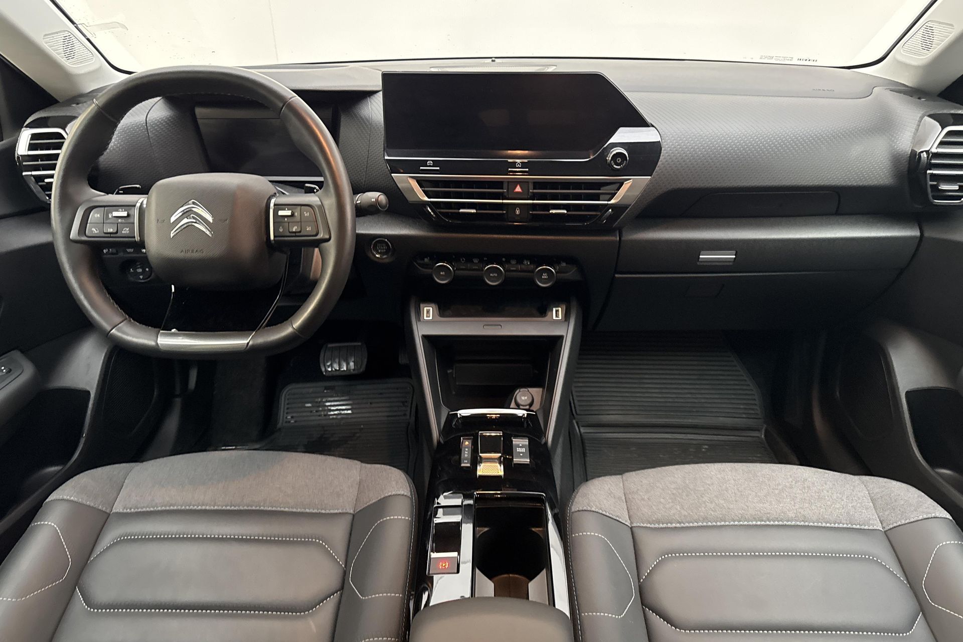 Citroen C4 1.2 PureTech 2023, photo 7/10