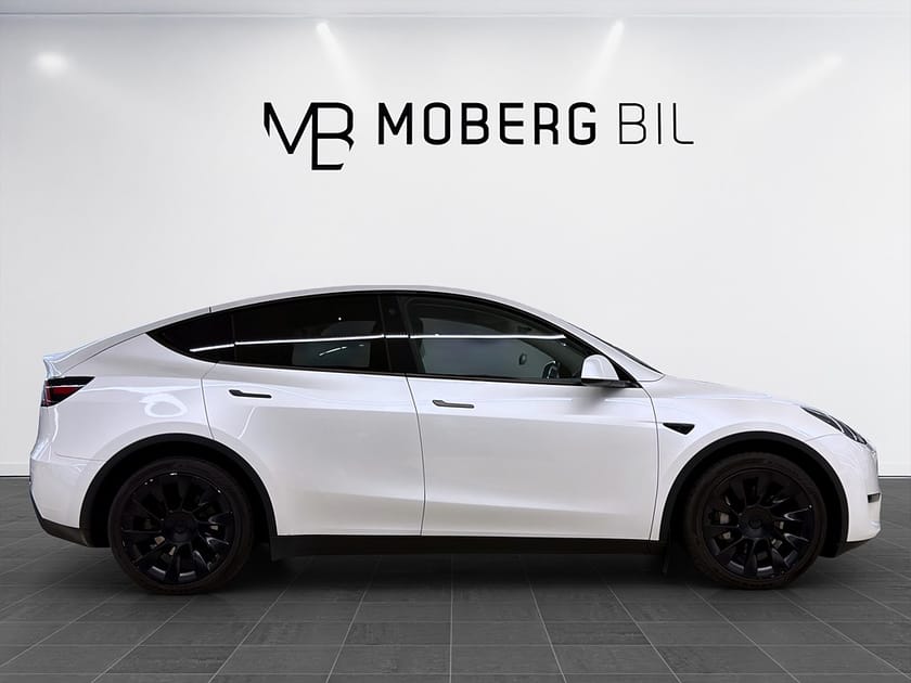 Bild 4 av Tesla Model Y Long Range AWD 514hk Pano Drag Läder B-Kamera