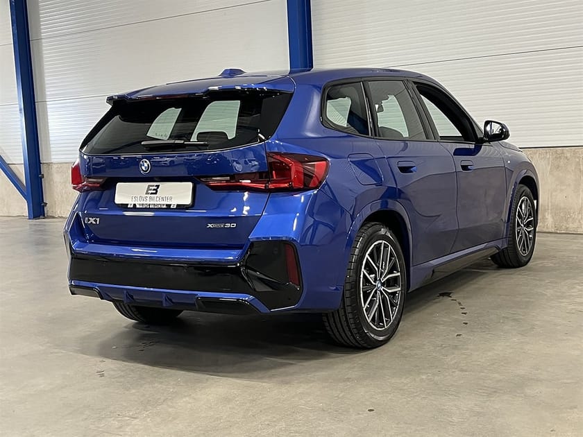Bild 4 av BMW iX1 xDrive30 306 HK / M Sport / harman kardon / Shadow line / Drag /