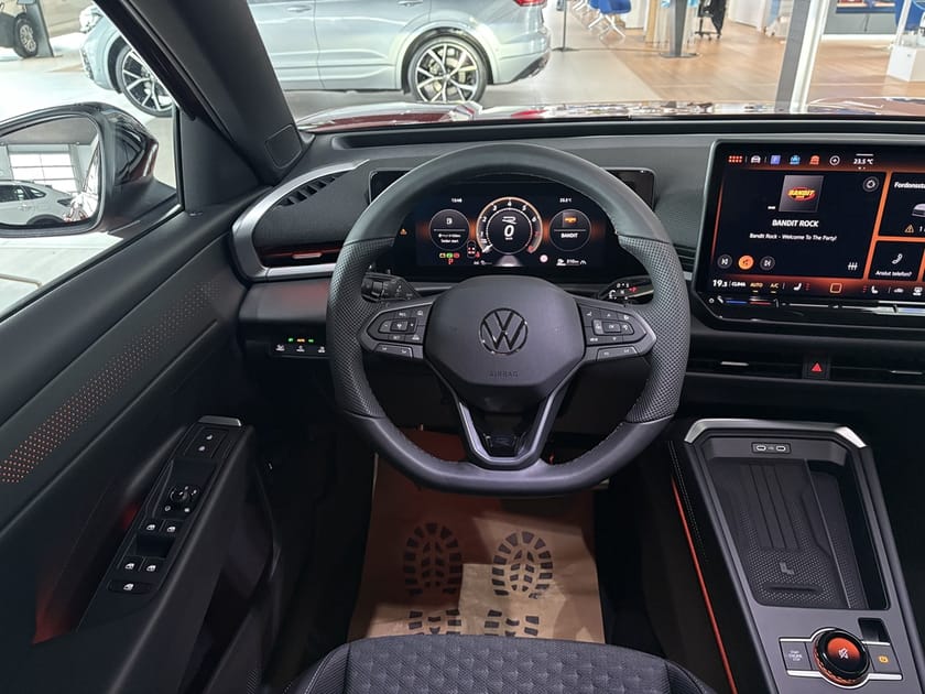 Bild 3 av Volkswagen T-Roc R-Line eTSI 150hk Black Style Värmare Drag
