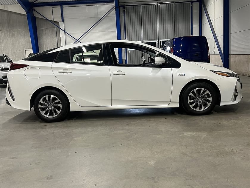 Bild 2 av Toyota Prius Plug-in Hybrid 1.8 123 HK / Executive / JBL / HUD /
