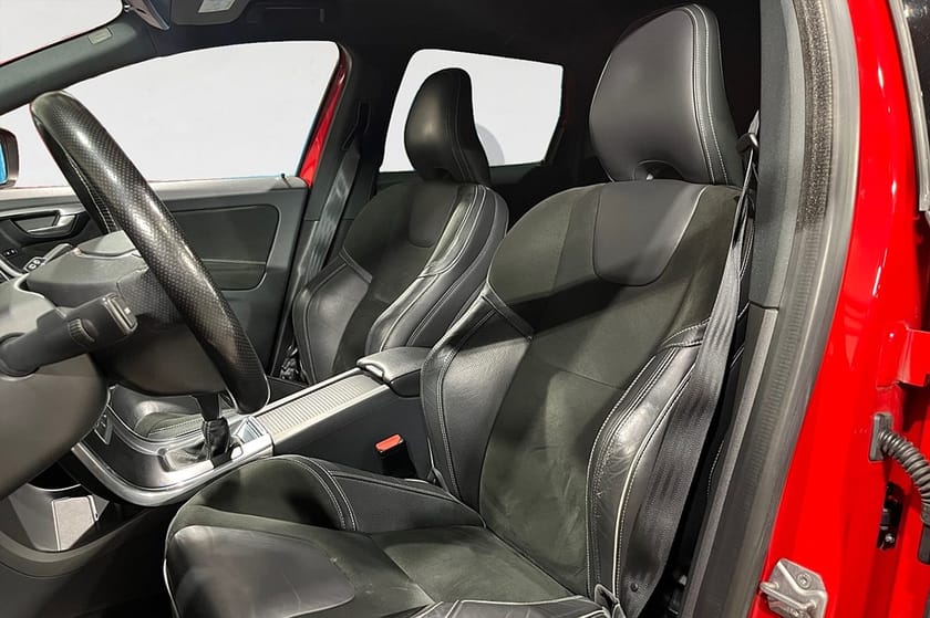 Bild 3 av Volvo XC60 D3 150 HK R-DESIGN VOC DRAG D-VÄRM PDC KAMREM BYTT 18"