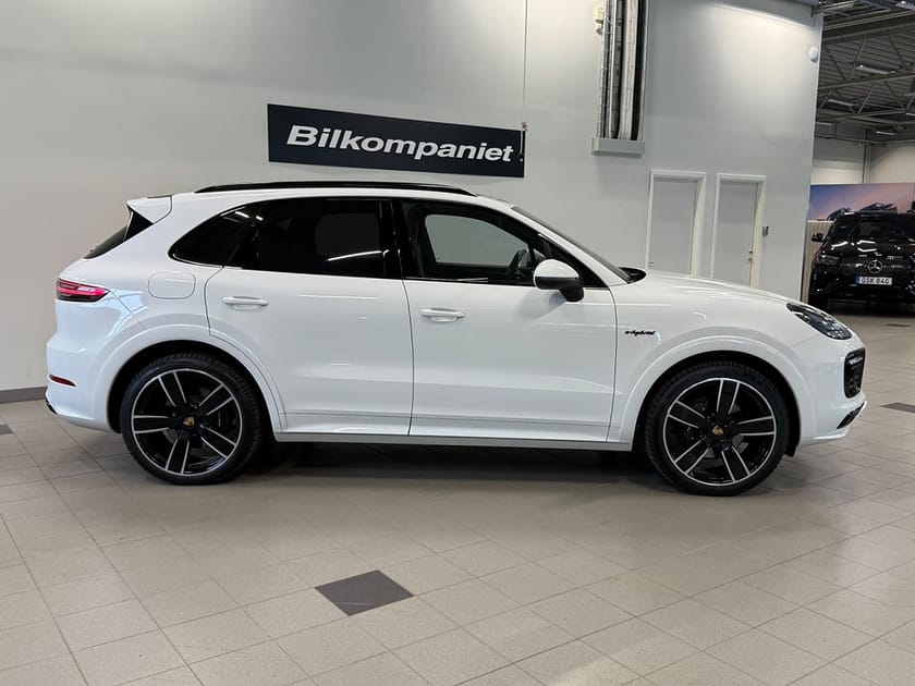Bild 2 av Porsche Cayenne E-Hybrid Sport Design/HUD/Bakaxelstyrning/Bose/22"