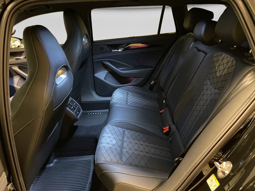 Bild 5 av Volkswagen Passat Sportscombi TDI 4-m DSG / R-line black style / Drsg / Värmare