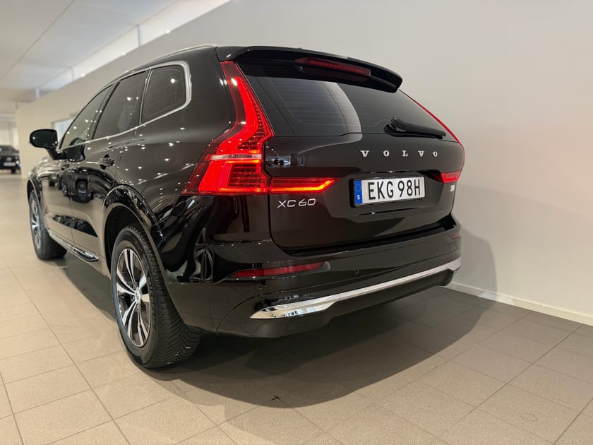 Bild 4 av Volvo XC60 Recharge T6 Core Edition / Panorama tak / Navigation / Dragkrok / 10 000 tillbehör /