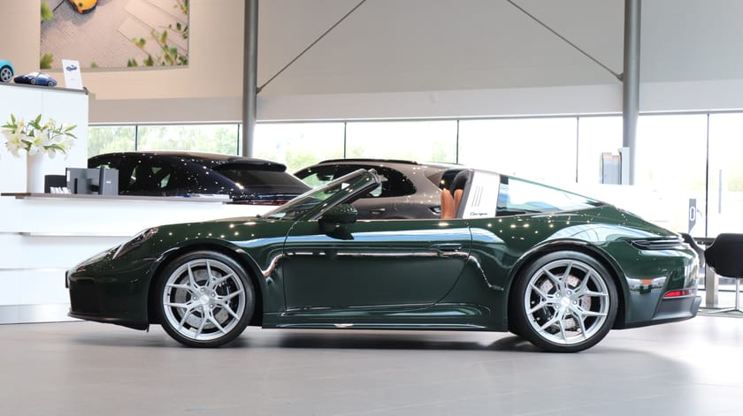 Bild 4 av Porsche 911 Targa 4 GTS PTS Brewster Green / Utökat läder / Sätesventilation