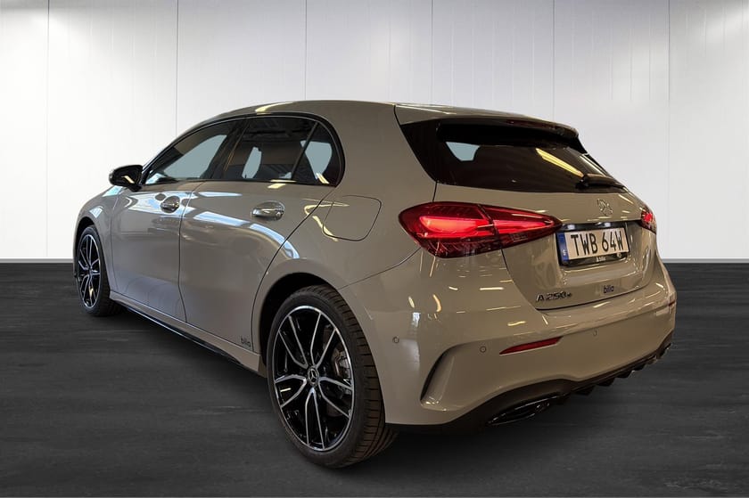 Bild 4 av Mercedes-Benz A 250 e Moms/AMG Night/Panoramatak/Panelbelysning