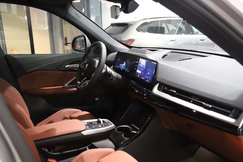 Bild 3 av BMW iX1 xDrive30 xDrive 30 / M Sport PRO / Panorama / HUD / HK