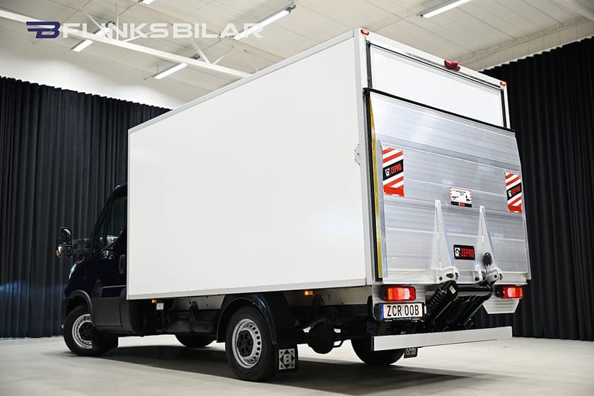 Bild 4 av Iveco Daily 35-140 Chassi Cab 136HK Automat|Volymskåp|Bakgavellyft|Kylbil|Moms|SeUtr!