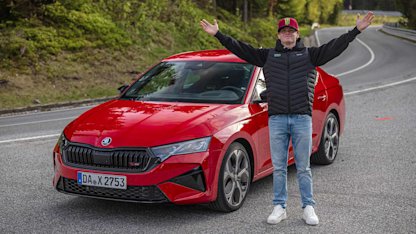 Rallystjärnan Oliver Solberg provkör Nya Škoda Octavia RS