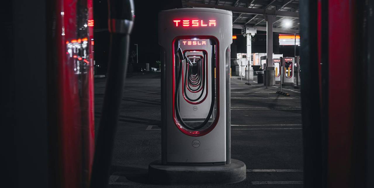 Teslas jubileumskampanj - gratis laddning för alla elbilar i Sverige