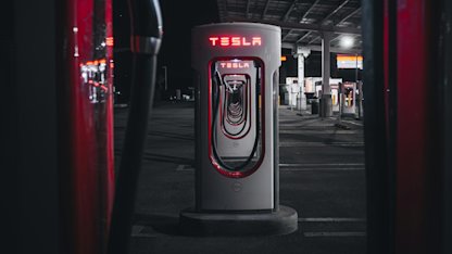 Teslas jubileumskampanj - gratis laddning för alla elbilar i Sverige