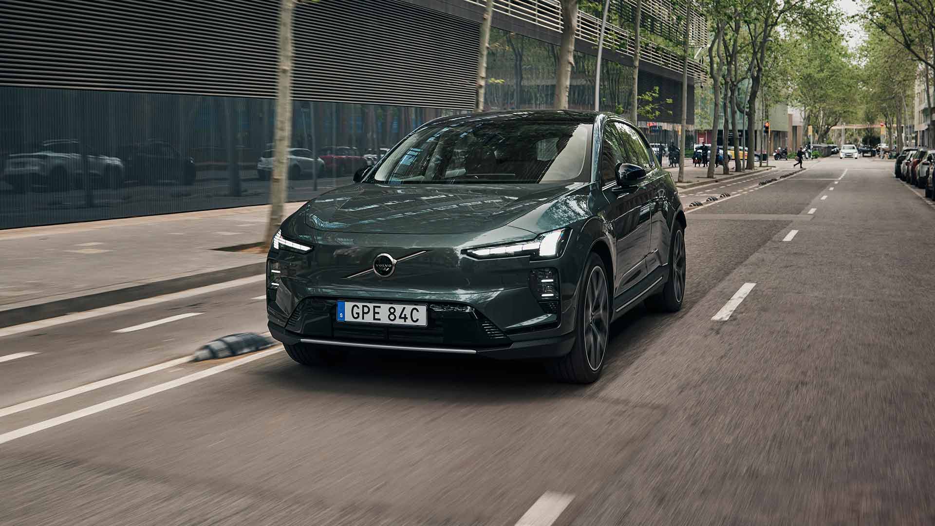 Utvald bild för Nu rullar de första elbilarna Volvo EX60 på vägarna
