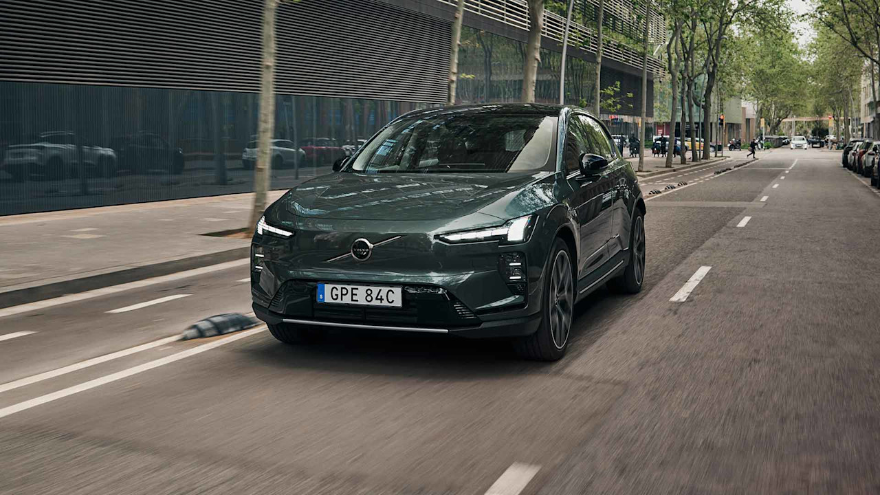 Nu rullar de första elbilarna Volvo EX60 på vägarna