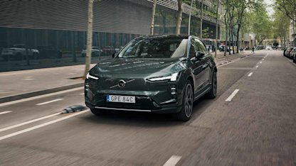 Utvald bild för Nu rullar de första elbilarna Volvo EX60 på vägarna