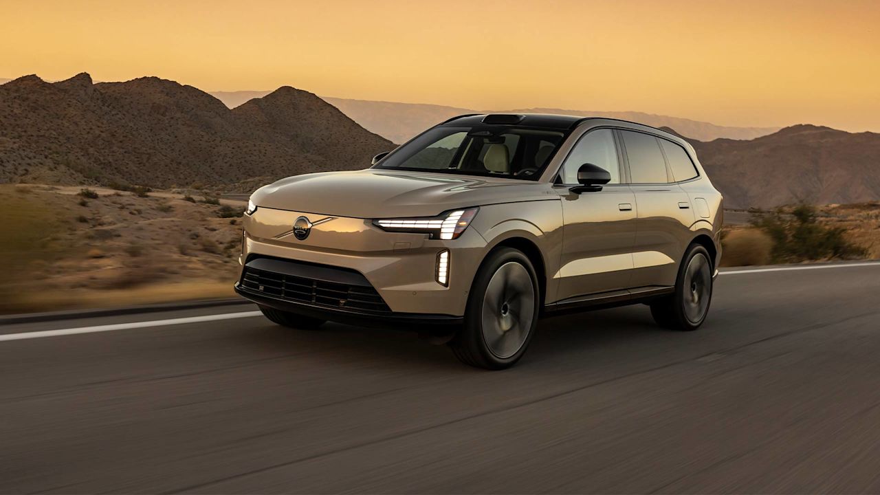 Volvo-EX90-kör-ute-på-en-väg-i-öknen