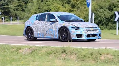 Ferrari testar sin första elbil på allmänna vägar