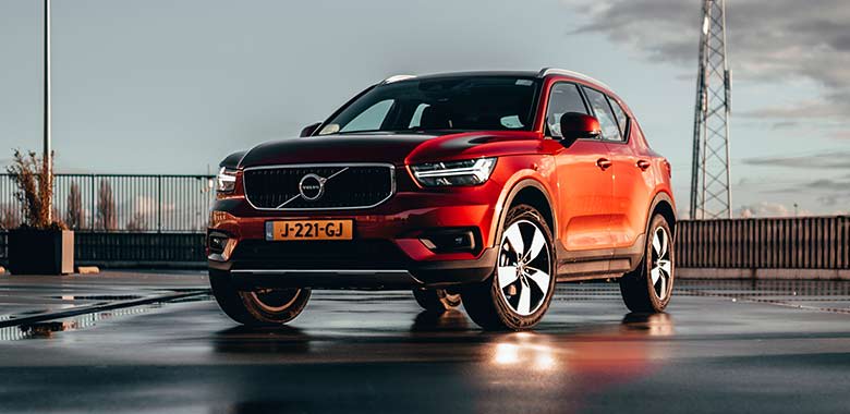 röd volvo på en parkering