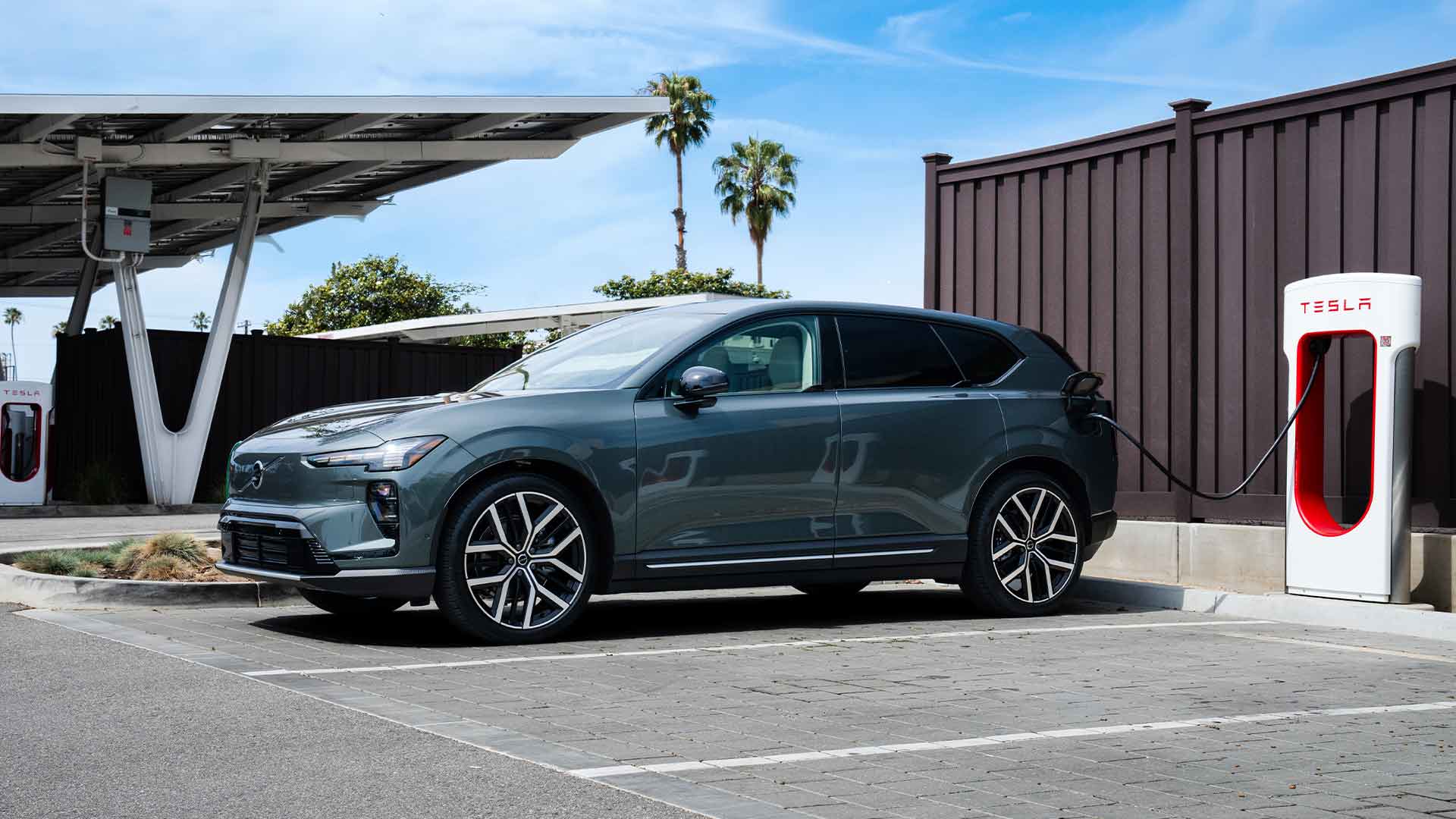 Utvald bild för Volvo Cars gör det enklare att använda Teslas snabbladdningsnätverk i Europa