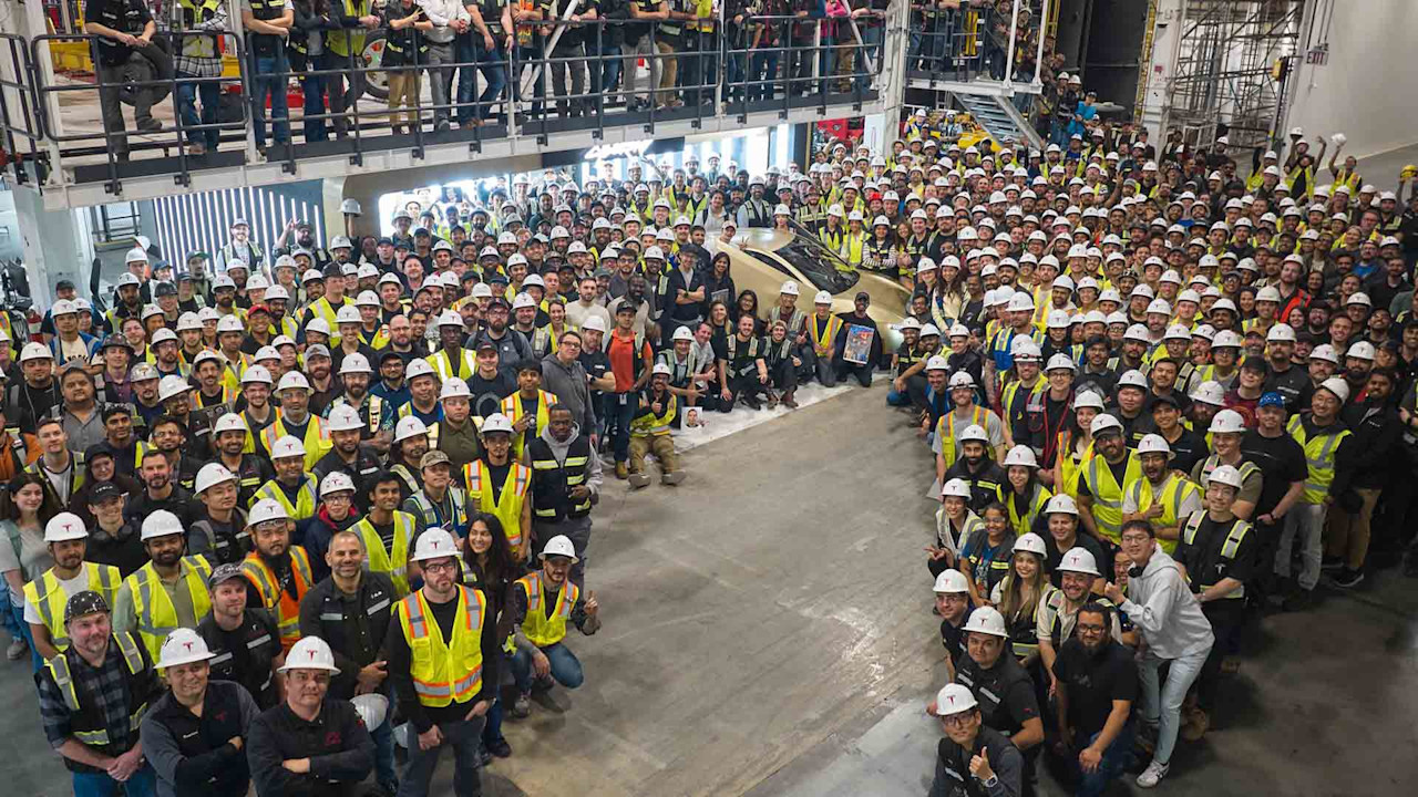 Nu rullar första Tesla Cybercab av produktionslinjen