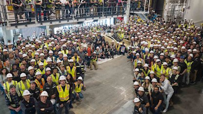 Nu rullar första Tesla Cybercab av produktionslinjen