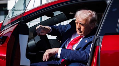 Trump visar upp Tesla-bilar utanför Vita Huset - "Musk kan inte straffas för att vara patriot"