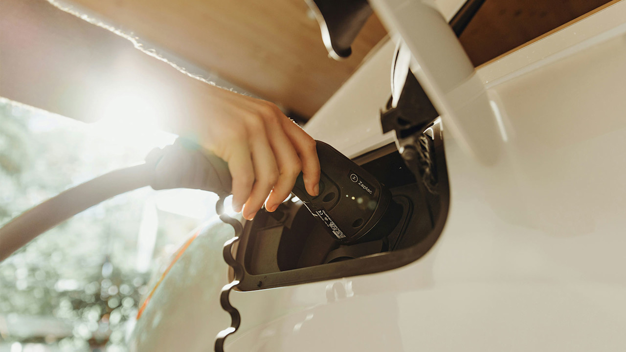 Elbilar passerar bensinbilar i Europa – Sverige tappar tempo